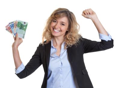 Kredit für Beamte: Junge Frau mit Geld